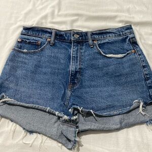 Abercrombie & Fitch High Rise curve love the Mom Shorts Distressed Raw Hem